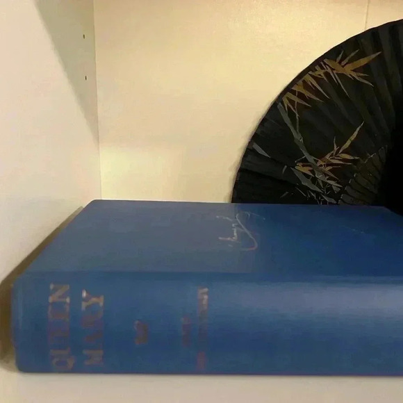 Vintage Book Queen Mary by James Pope-Hennessy - Picture 3 of 11